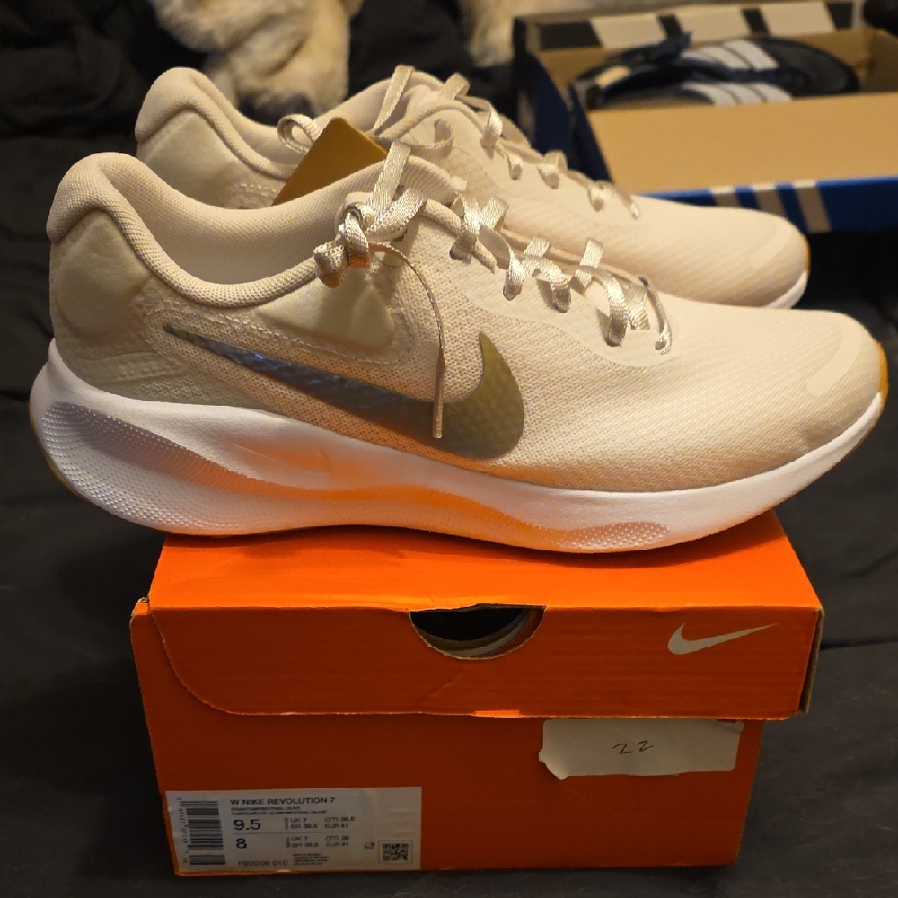 Nike Light Cream Running Sneakers with Metallic Swoosh